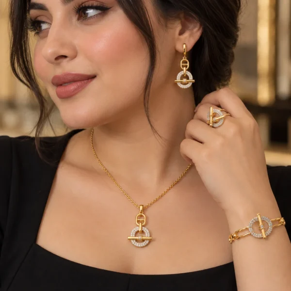 طقم مجوهرات نسائي فاخر – عقد، سوار، خاتم وأقراط بتصميم دائري مرصّع — image 3