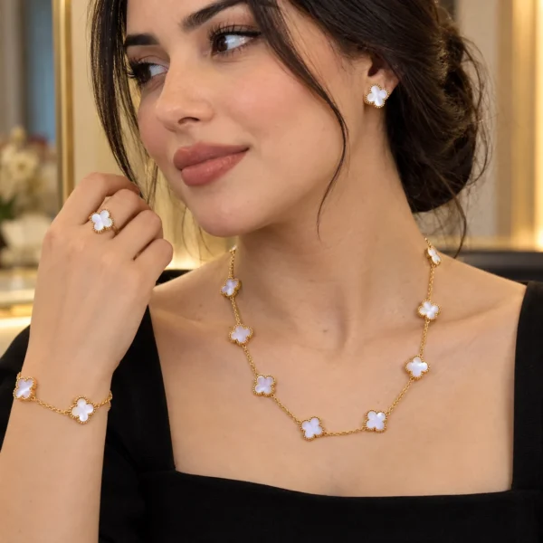طقم مجوهرات فاخر بتصميم البرسيم الرباعي – ذهب وأحجار لؤلؤية — image 3